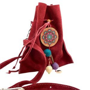 Bolsa de gamuza cruzada hecha a mano color vino con mandala
