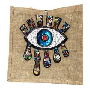 Bolsa cuadrada de yute con parche de ojo bordada a mano con dijes