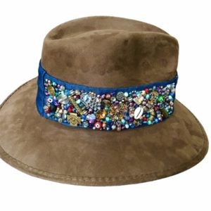 Sombrero de Gamuza con cinta de mezclilla bordada con diferentes dijes