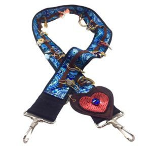 Asa para bolsa con diferentes dijes hecha a mano azul y corazón rojo
