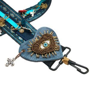 Asa para bolsa con diferentes dijes hecha a mano azul