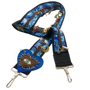 Asa para bolsa con diferentes dijes hecha a mano azul con corazón y ojo