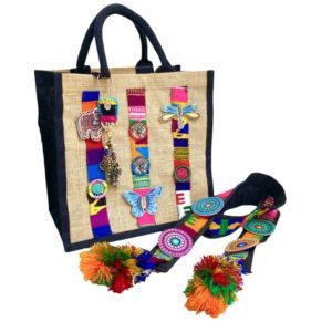Bolsa cuadrada de yute con figuras de piel y asa