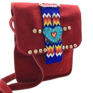 Bolsa de gamuza cruzada hecha a mano color roja con corazón
