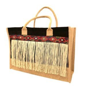 Bolsa de yute con cinta de colores y cortina de hilos