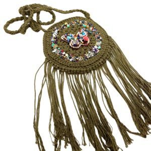 Bolsa redonda con tejido macramé y mariposa bordada