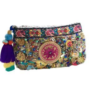 Bolsa tejida y bordada a mano con dijes y broches