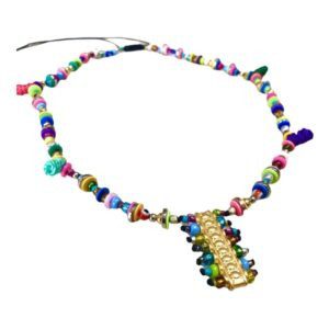 Collar con chaquira, cristal, ojos y dije ajustable