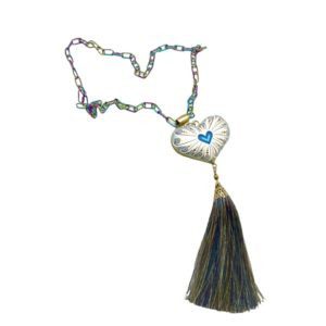 Collar con corazón de madera tallado y pintado a mano
