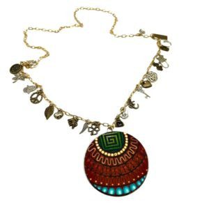 Collar con dije circular pintado a mano y dijes de protección