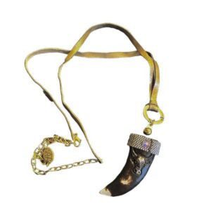 Collar con colmillo y aro de chaquira miyuki