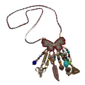Collar con mariposa y diferentes dijes de protección y fortuna.