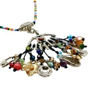 Collar con ojo, chaquira, cristal, piedras y dijes