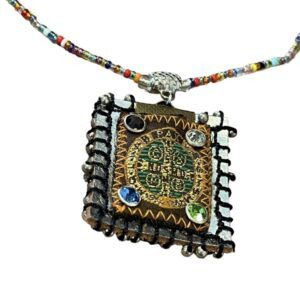 Collar de chaquira con ESCAPULARIO y dijes