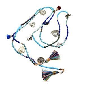Collar de chaquira y cristal con dijes de protección y fortuna