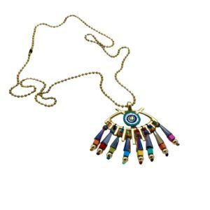 Collar con ojo, piel pintada y cristales