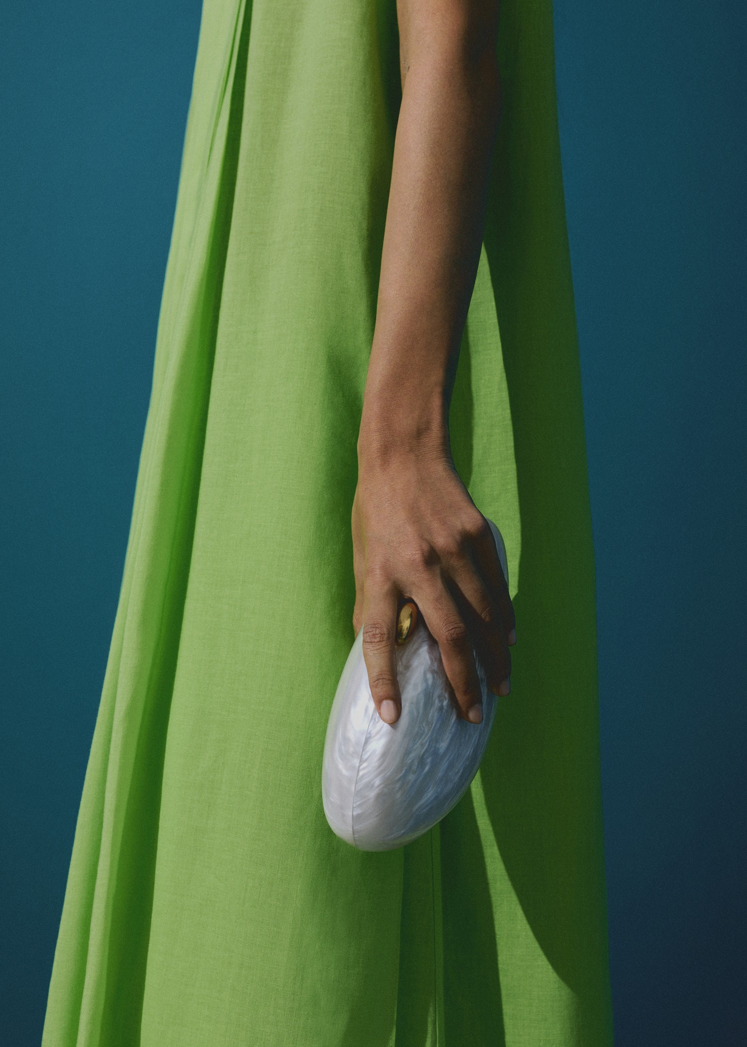 Bolso clutch efecto perlado