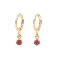 Huggie con mini zirconia Roja