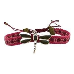 Pulsera con dije de libélula ajustable sobre cinta bordada oaxaqueña