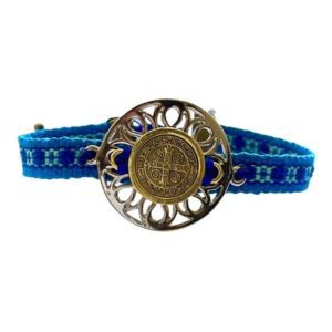 Pulsera con dije San Benito ajustable sobre cinta bordada oaxaqueña