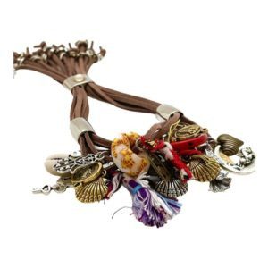 Pulsera de Gamuza con dijes de diferentes metales, flecos, muñequitas y flores camel