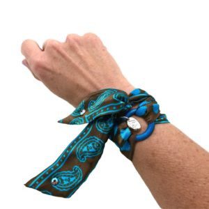 Pulsera de satín con aro bordado café con azul