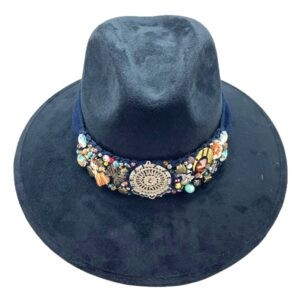 Sombrero de Gamuza con cinta rayada bordada con diferentes dijes